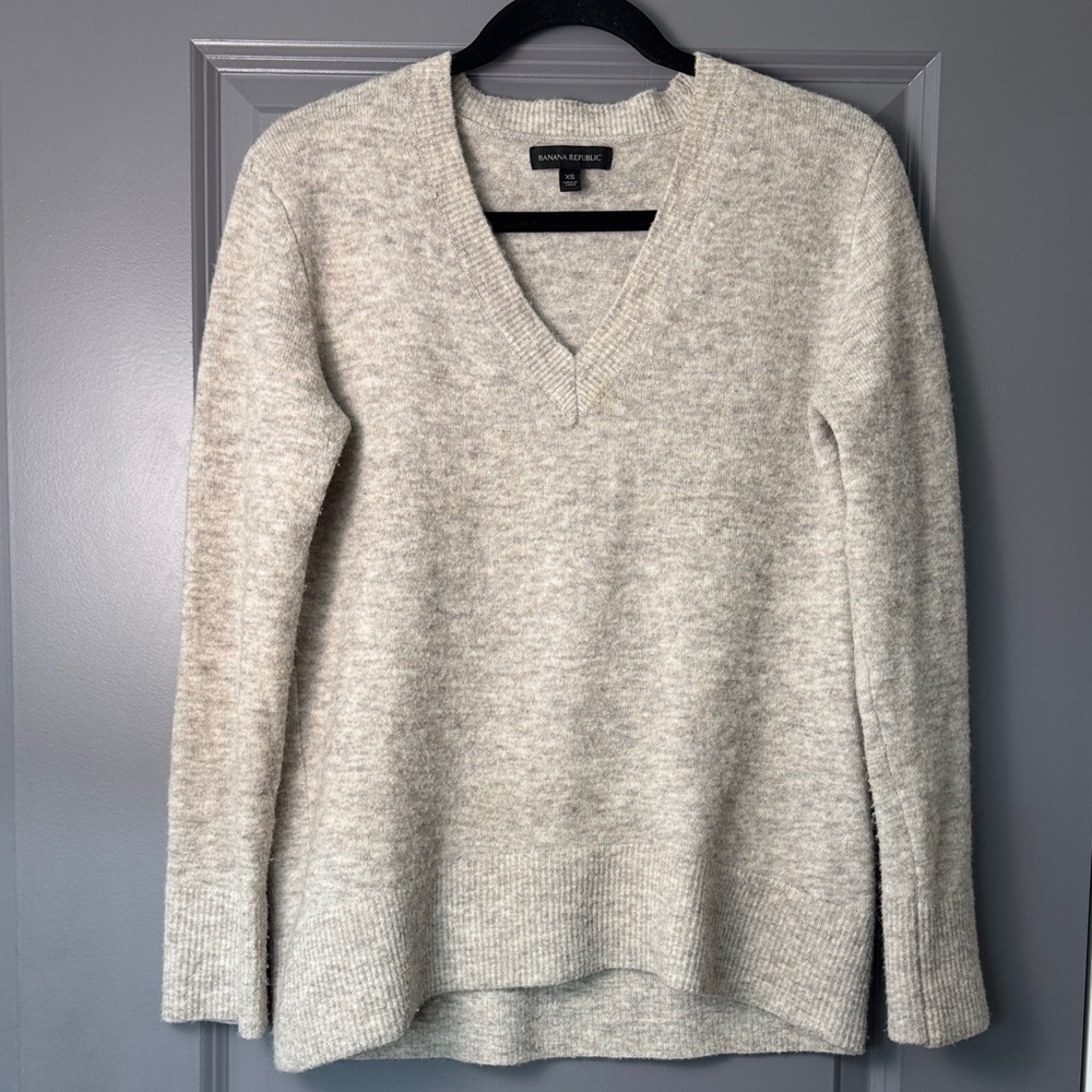 Banana Republic Soft Cream V-Neck Sweater XS Lightweight Knit
